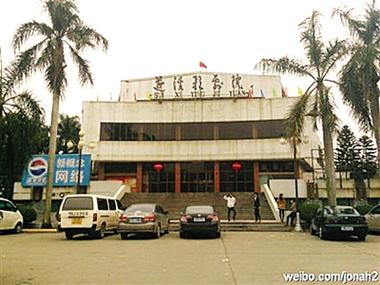 **电影院最新上映电影：《热辣滚烫》2025贺岁档票房冠军 | 春节档新片推荐+喜剧运动题材解析**
