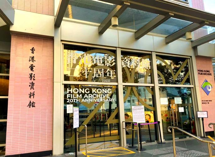 双性熟妇的相关介绍