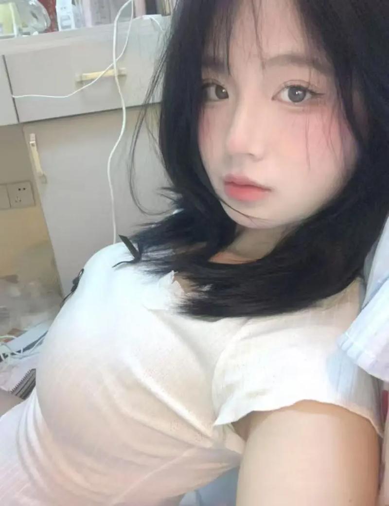 欧美老熟妇又美又飒：成熟魅力穿搭指南与生活态度解析
