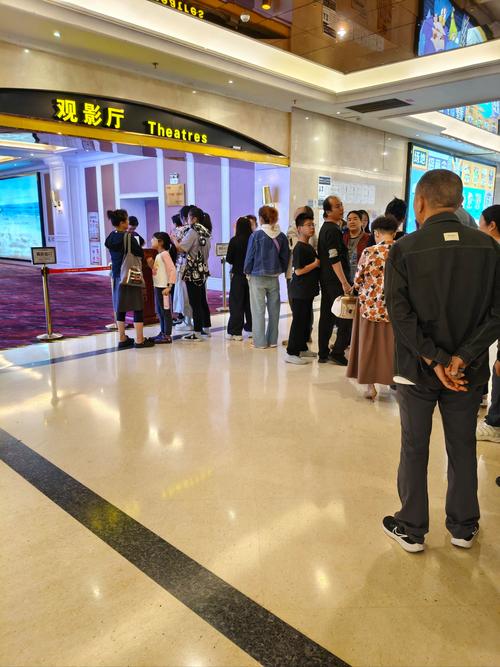 亚洲午夜久久久影院伊人：深夜独享高清影视资源，沉浸式观影体验与经典片单推荐