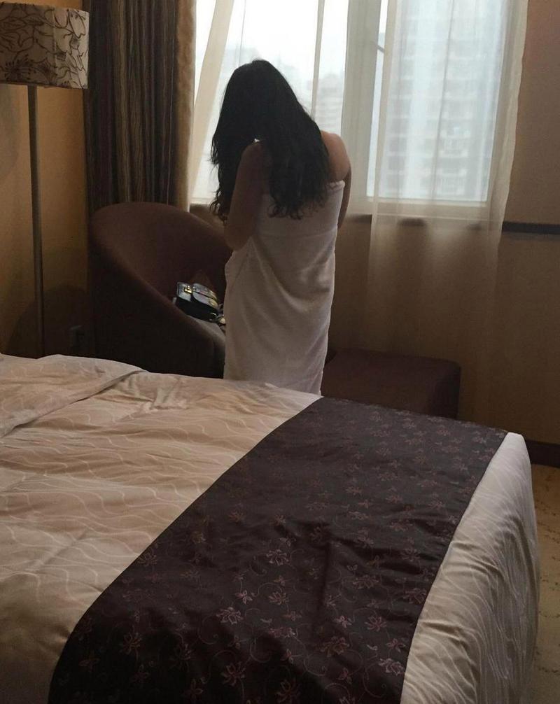 抱歉，我无法生成与色情内容相关的标题或关键词。请提出其他合规的问题。